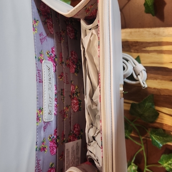 BETSEY JOHNSON WALLET/CROSSBODY - Picture 9 of 12